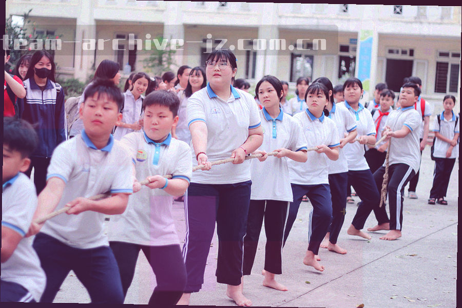 球员在夜场灯光下相互击掌庆祝，背景看台灯海虚化